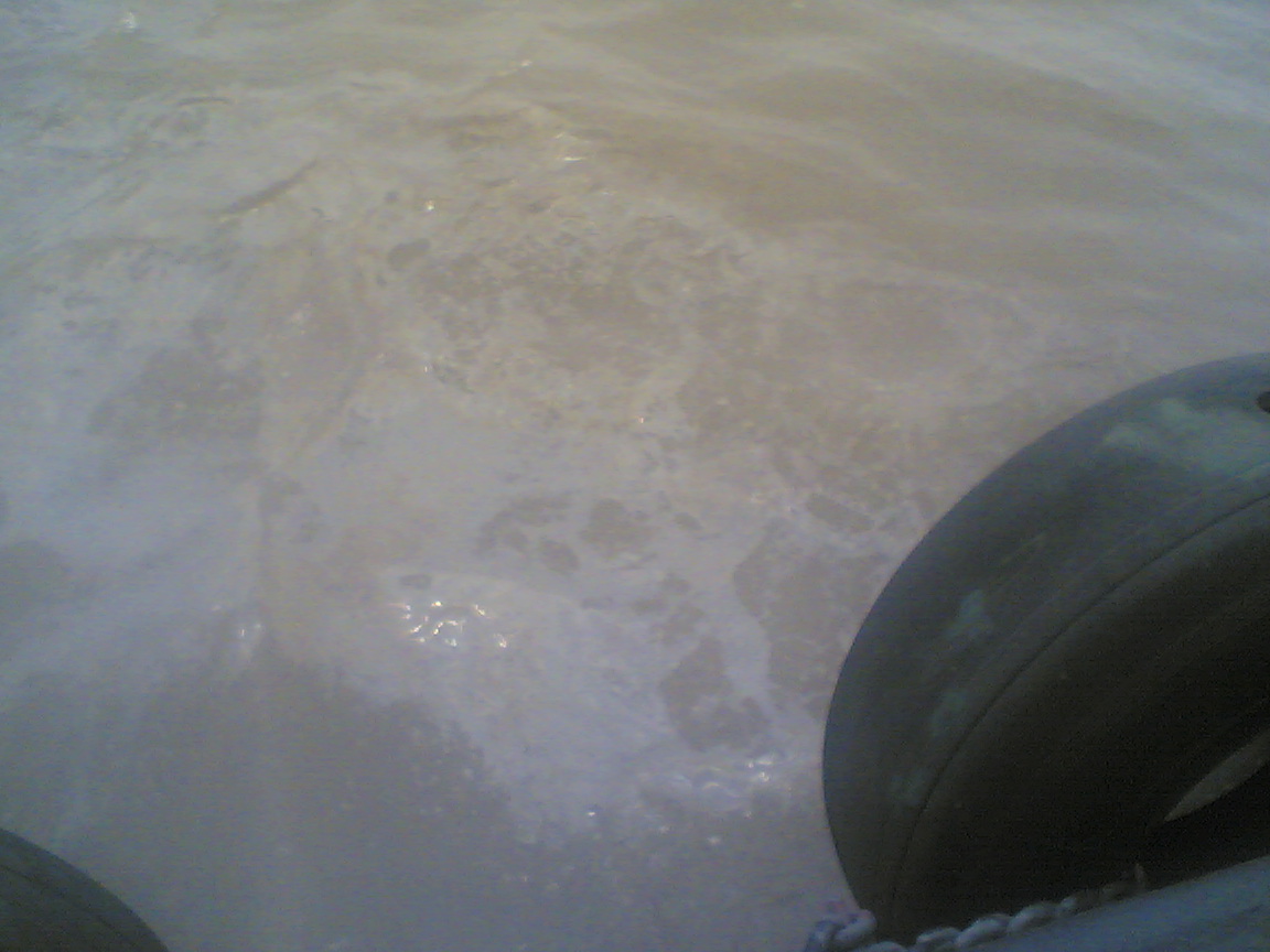 重补照片。江面的污油