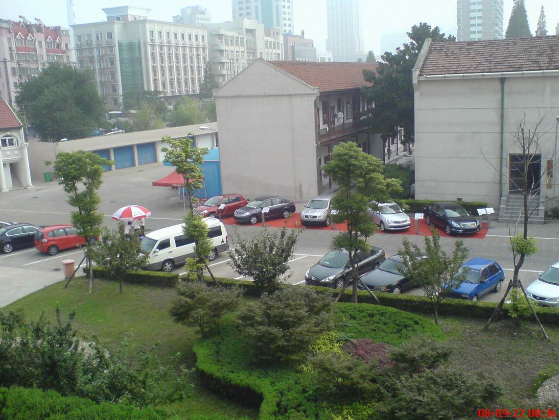 还是公务员有钱，车都直接卖到机关大院了。