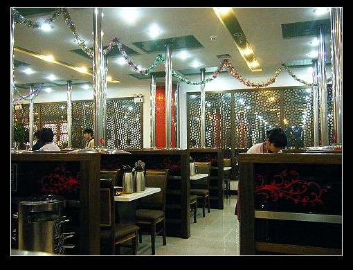 大厅一角，上座率似乎不高，大概三成左右