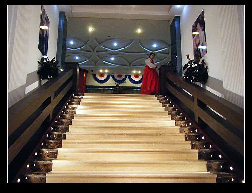 进门往二楼的楼梯