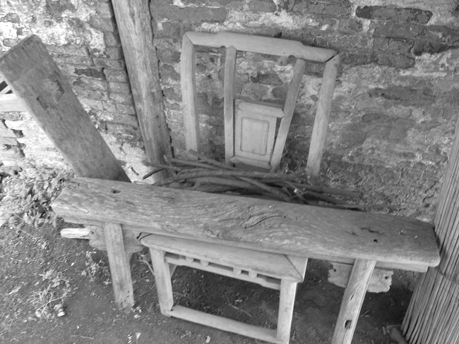 当初置办这些家具的是明朝人还是清朝人？反正，他们已经灰飞烟灭了。