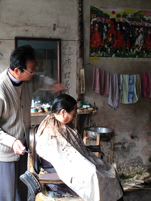 理发匠在给人理发。