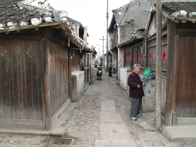 这位老妈妈今年83岁了，人既热情又健谈。她有9个子女，全部在外面工作。子女们给老人在古镇盖了新房，还带她 ...