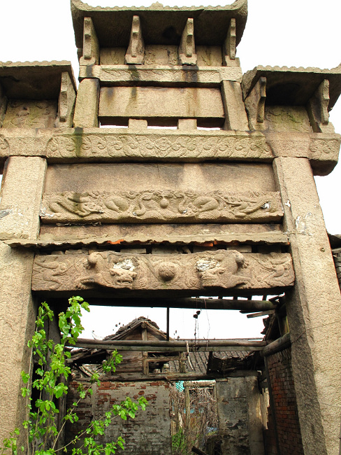 节孝牌坊。古鎮以前有六七座牌坊，其他的都毀於文革了。