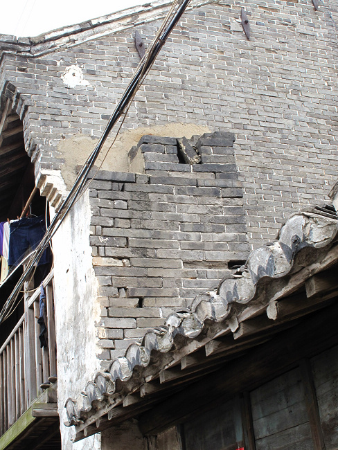 图片当中凸起的部分是大砖头砌的，这是余西古城墙的残存。