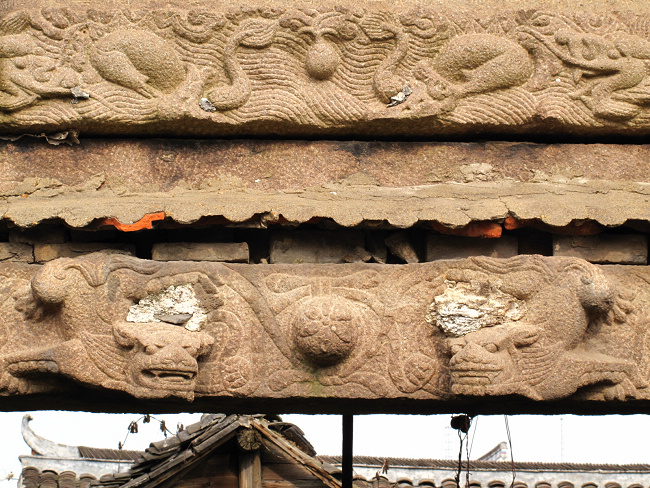 牌坊上的石雕。