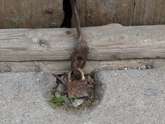 好多房子没人住，铁将军把门。这把锁是锁在下面的。