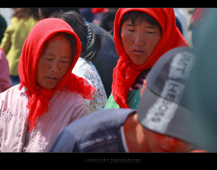 红头巾们似乎是鱼货交易中的关键人物，貌似漫不经心地一瞥，其实价格心中早已有数。       --------------- ...