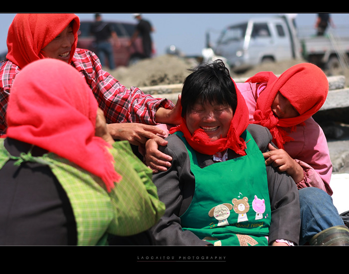 --------------红头巾大妈们性格开朗，嬉笑打斗成一片。          -------------------------------------- ...