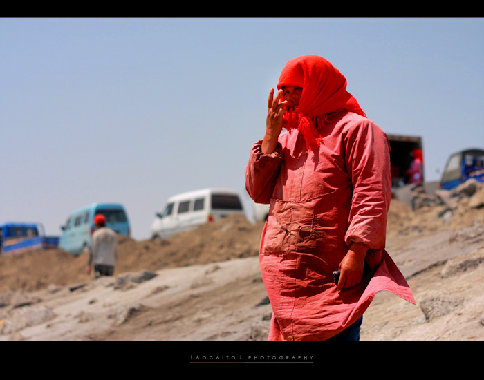 遥控指挥砍价，手势貌似某种暗语    ------------------------------------------------------------------ ...