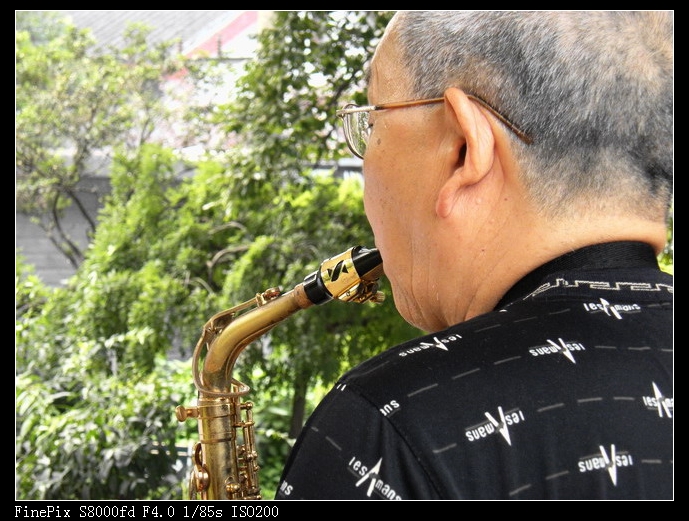 吹萨克斯的老人0-666.jpg