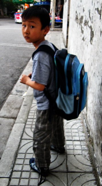 背大书包的孩子.jpg