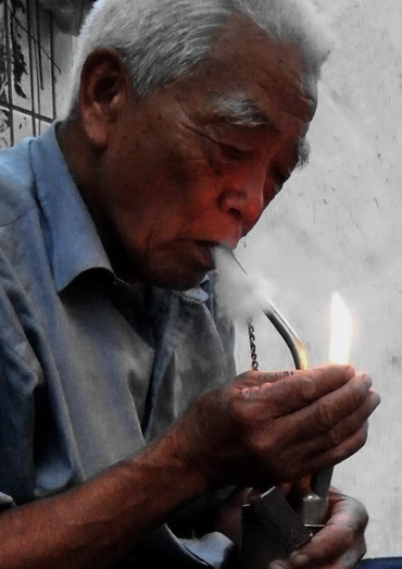 抽水烟的大爷-400.jpg