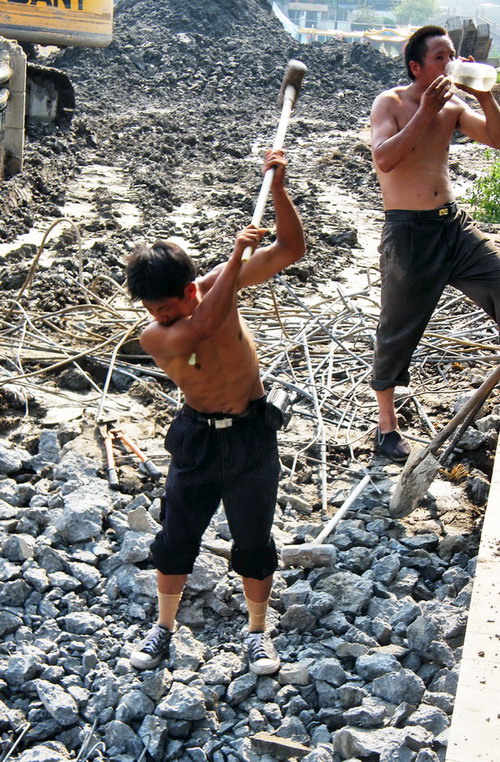 敲砸水泥块02.jpg