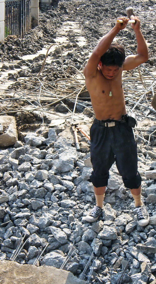 敲砸水泥块01-500.jpg