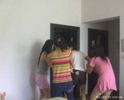 90后女孩宿舍竟然强扒男生裤衩4.jpg
