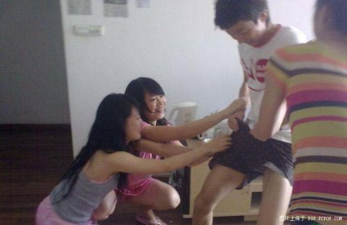 90后女孩宿舍竟然强扒男生裤衩2.jpg