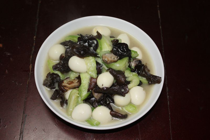 丝瓜鹌鹑蛋炒香菇草菇