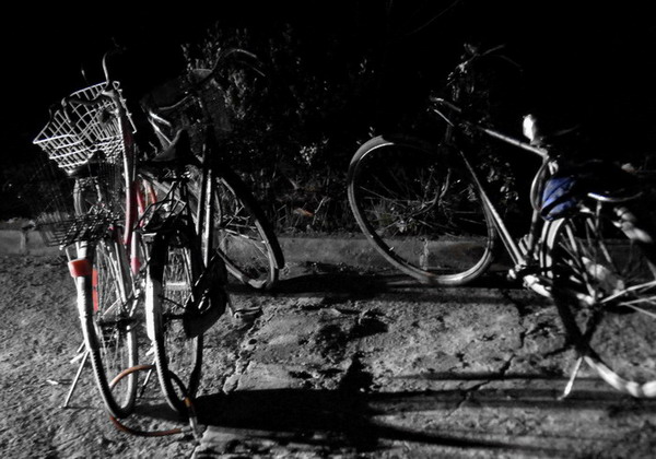 车灯前的自行车.jpg