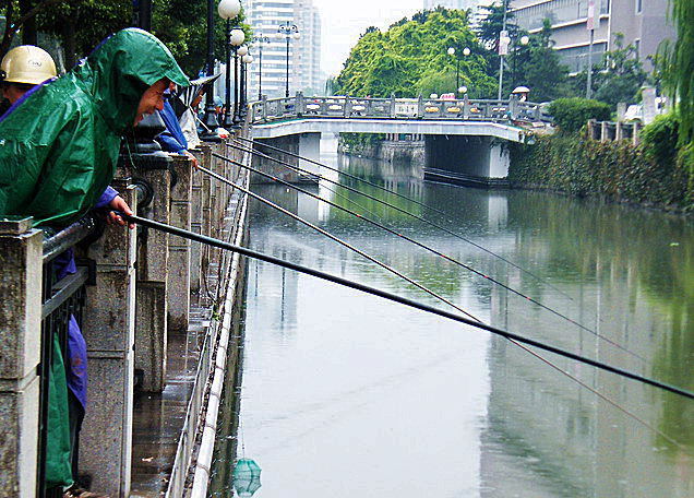 雨中钓鱼小分队.jpg