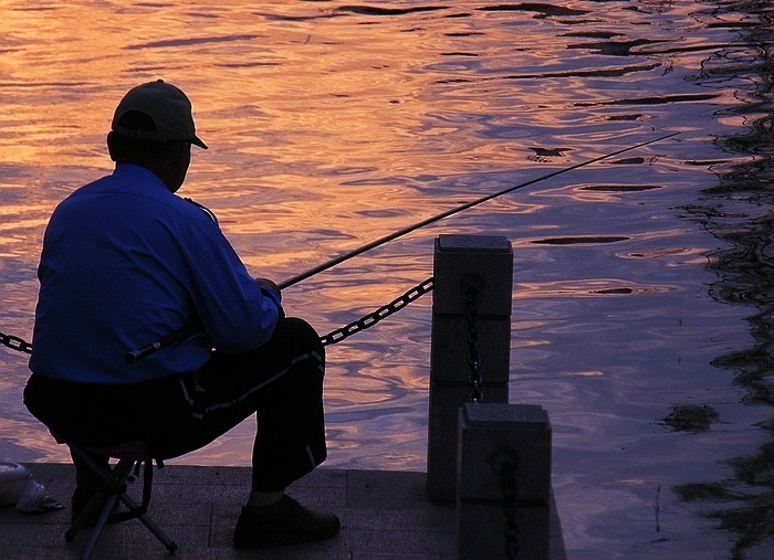 濠河边的钓鱼者04-2.jpg