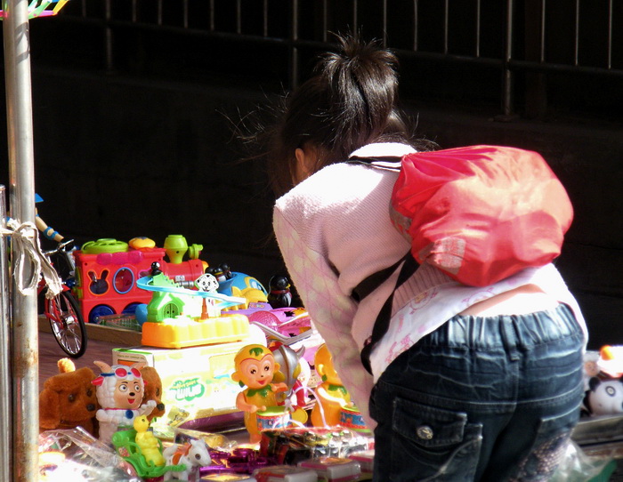 玩具摊前的孩子04.jpg