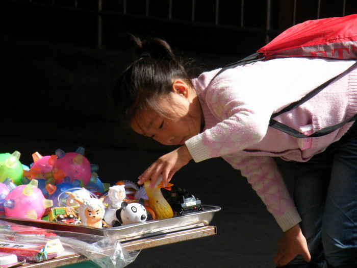 玩具摊前的孩子03.jpg