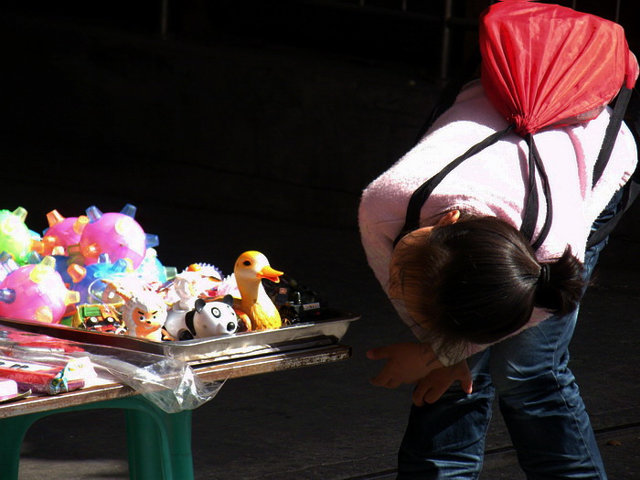 玩具摊前的孩子02.jpg