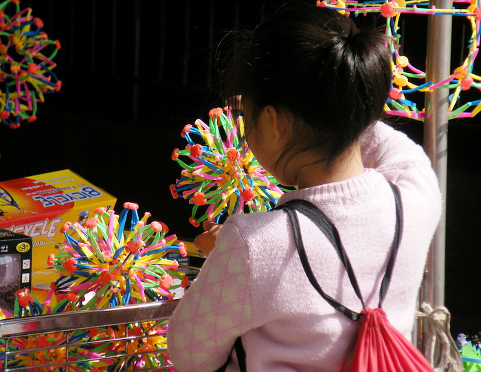 玩具摊前的孩子01.jpg