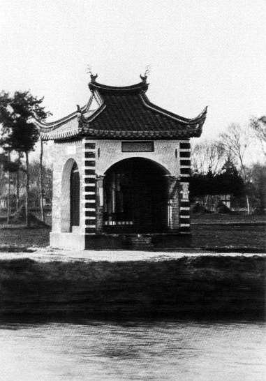 1920年建于南通城西县道上供行人休息的路亭.jpg