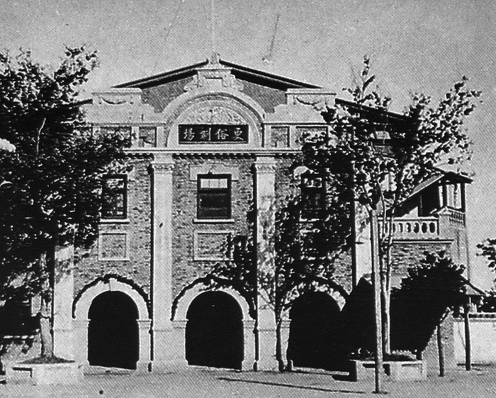 建于1919年的更俗剧场.jpg
