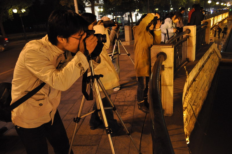 拍夜景的大学生01.jpg