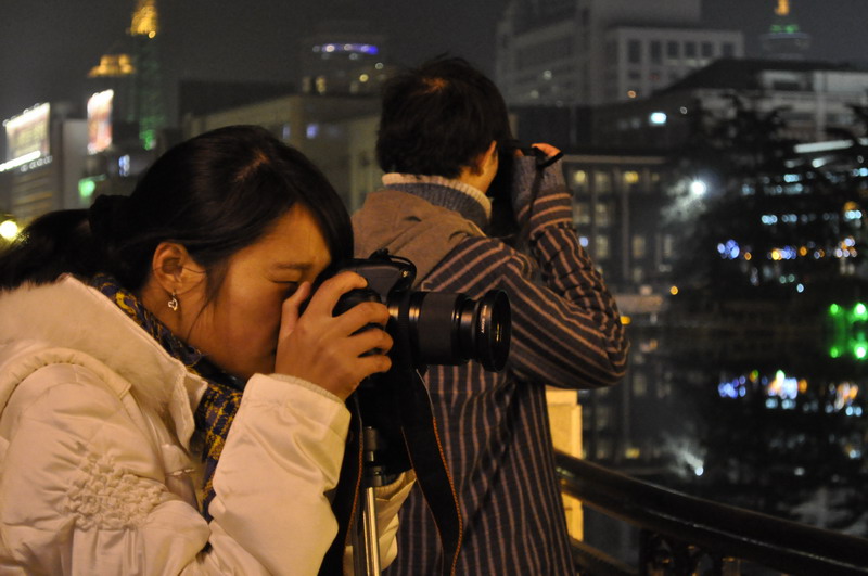 拍夜景的大学生04.jpg