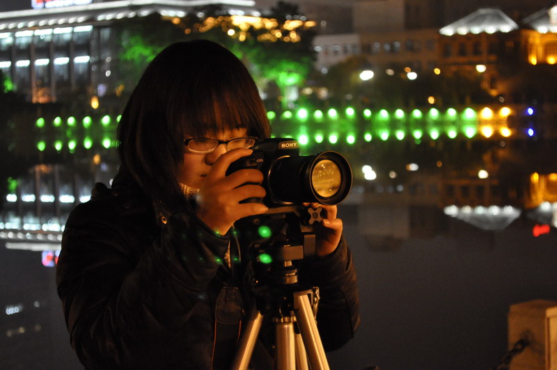 拍夜景的大学生03.jpg
