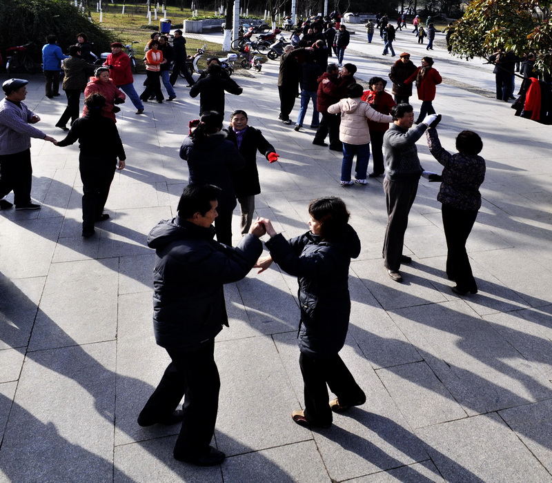 跳交谊舞的人们01.jpg