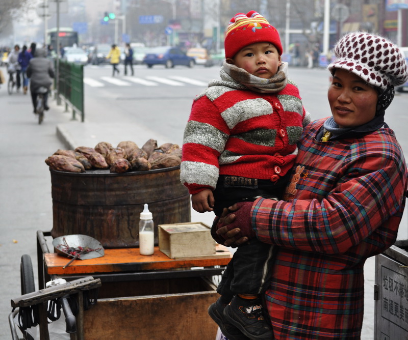 卖烤红薯的女人02.jpg