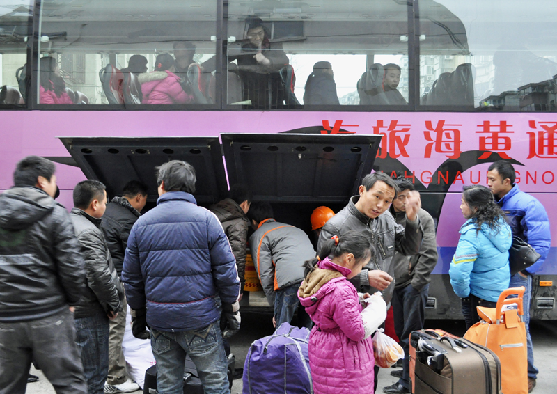 农民工包车返乡过年-800.jpg