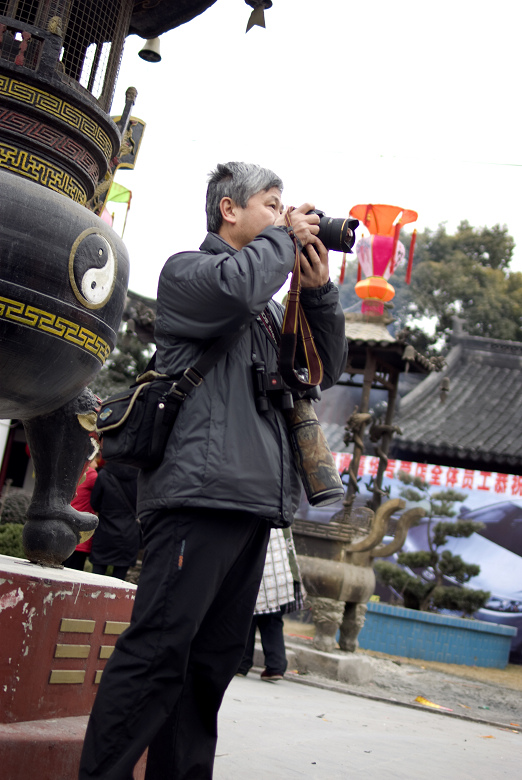 绝对的器材派：手上超广(又叫灯泡)，脖上挂着迷彩长焦，再带一只莱卡望远镜！