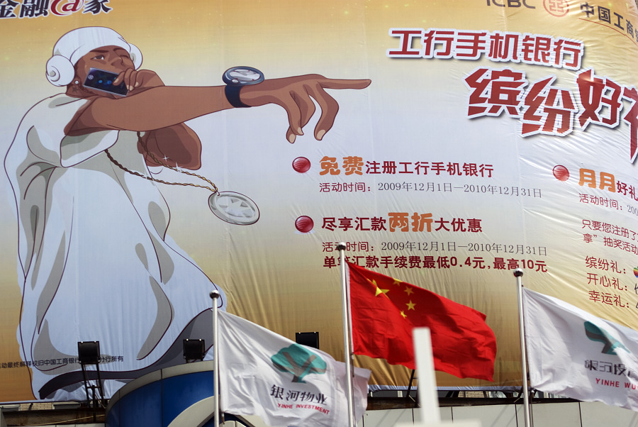 自己选择45°仰视别人，就休怪他人135°俯视着看你。