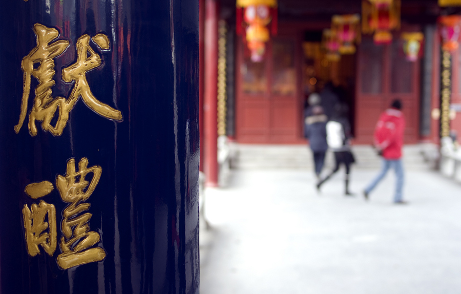 如果你看到前面有阴影，别怕，那是因为边上肯定有阳光。