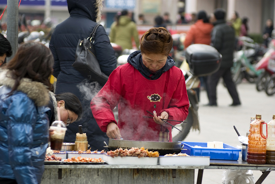 不吃饱哪有力气减肥啊？多吃点！