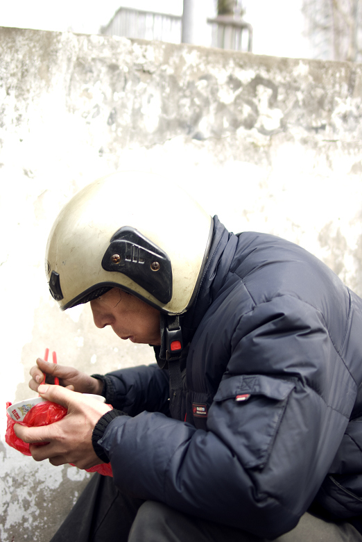 别问哥吃了没有，哥正吃呢.....（今天他竟然一个人坐在友谊桥东北面的台阶上狼吞虎咽）