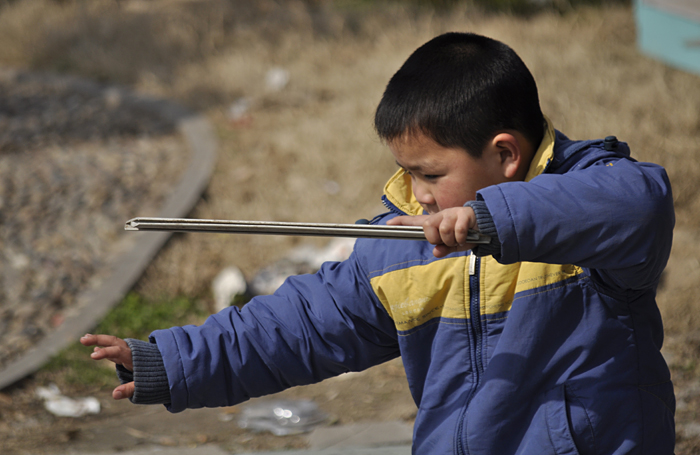 练“剑术”的小男孩02.jpg