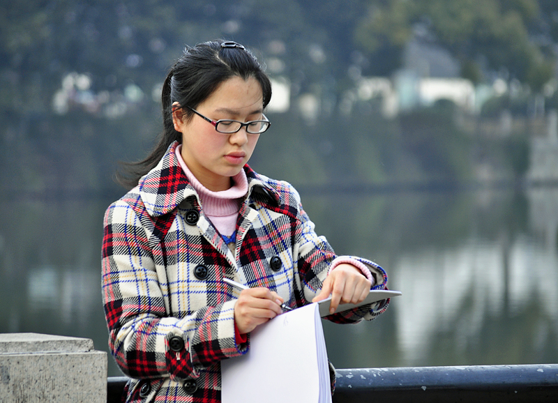 在河边写生的女生.jpg