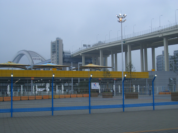 世博一号门就在浦西卢浦大桥下