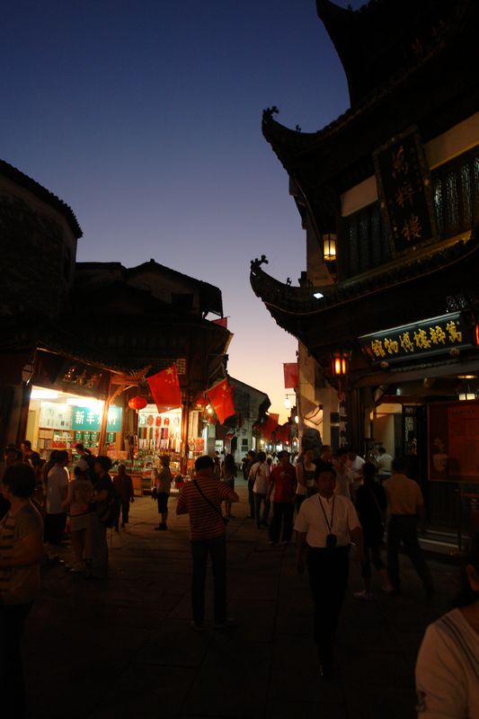 3、老街的八角楼