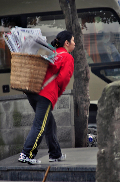 卖报纸的女人02.jpg