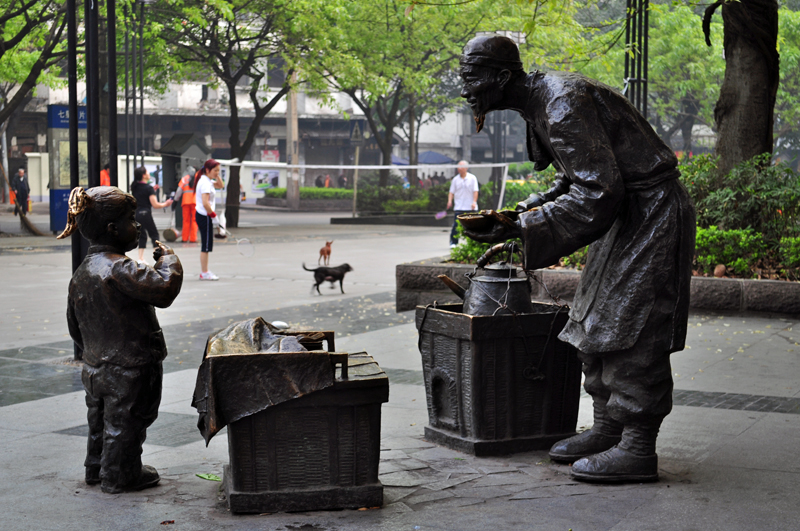 塑像和晨练的人们.jpg