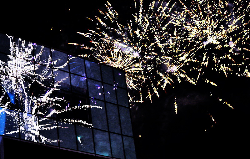 烟火和玻璃幕墙.jpg