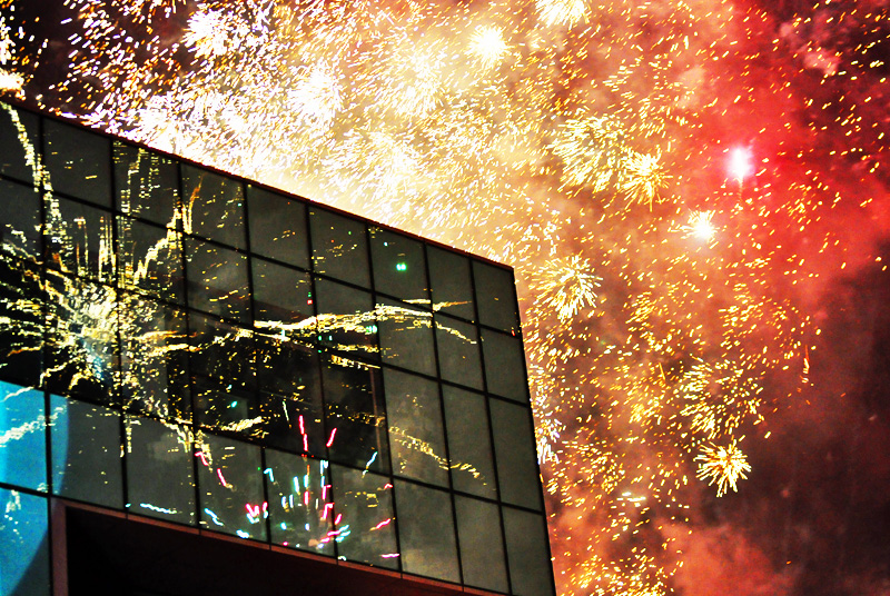 焰火与幕墙.jpg